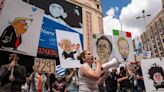 Video: un grupo de personas protestó contra Javier Milei frente a la embajada argentina en Madrid | Política