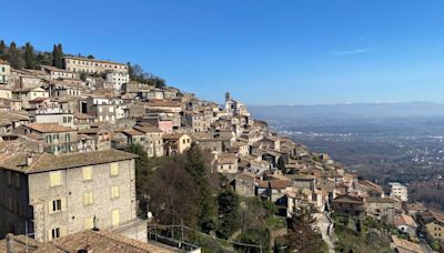 This Italian town is struggling to sell off its empty homes for one euro. Here’s why | CNN