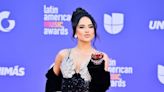 Sin anillo de compromiso ni referencia a su novio: Becky G reina en los Latin AMA en medio de la polémica