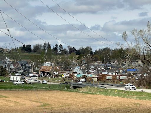 Residentes inician retiro de escombros tras paso de tornados en Nebraska e Iowa