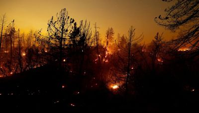 Un incendio en el sur de California aumentó de tamaño y obligó a evacuar a un pueblo en una montaña