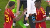 Llamativa escena en la Eurocopa: la disputa que Lamine Yamal y Nico Williams definieron en el “piedra, papel o tijera” tras la goleada de España