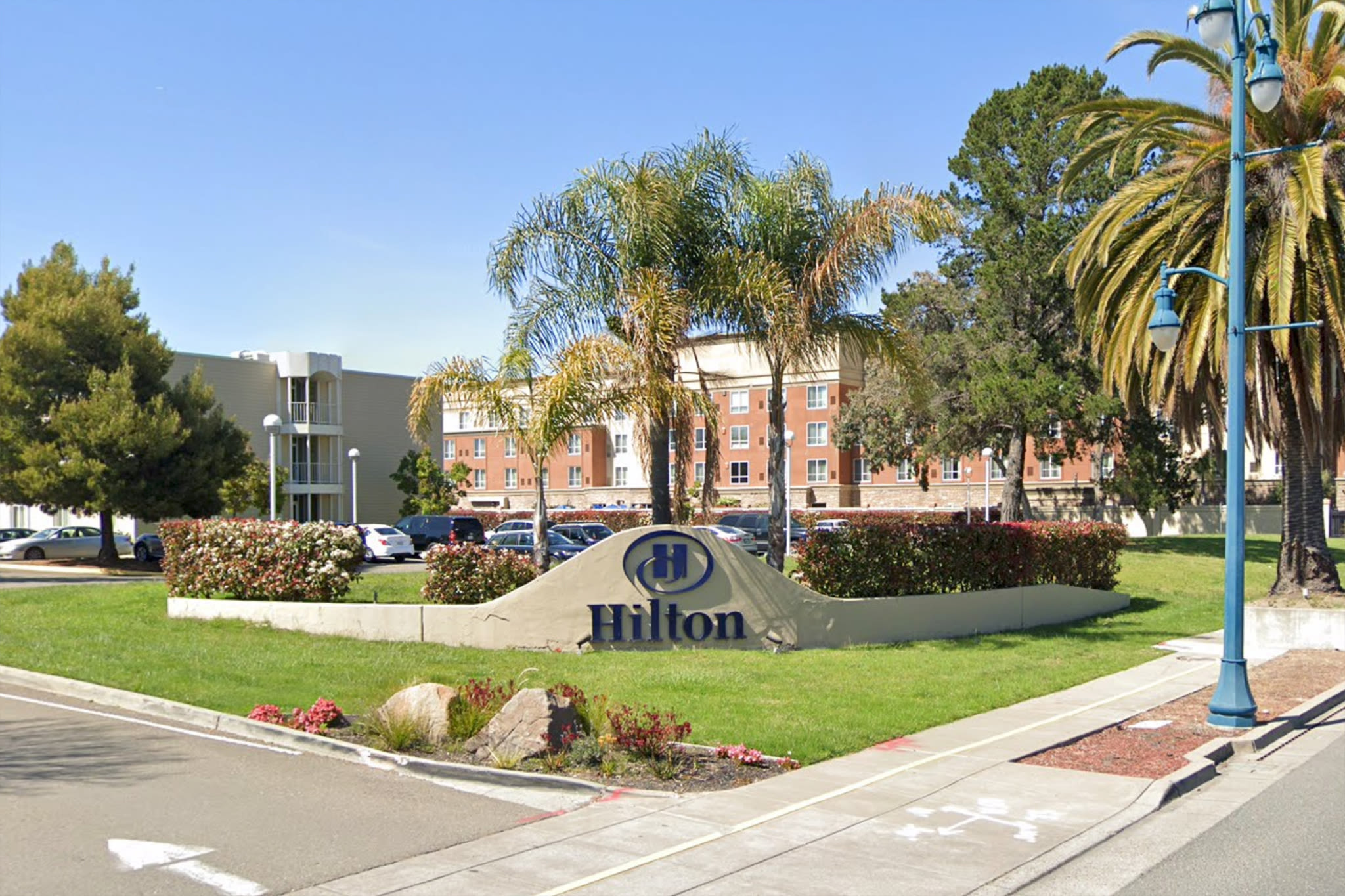 Hilton to close 19-acre Bay Area airport hotel