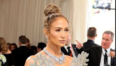 VIDEO: Jennifer López es atacada en redes sociales luego de “hacer el feo” a una reportera en la Met Gala - El Diario NY