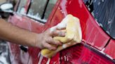 Usar lavavajillas y otros fallos graves: los peores errores que se pueden cometer al lavar el coche