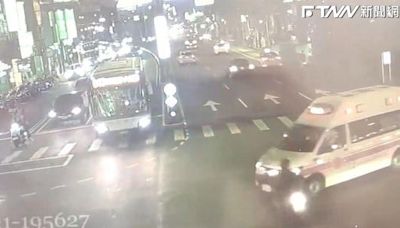 新北救護車執勤中路口待轉 竟遭機車撞上騎士當場倒地