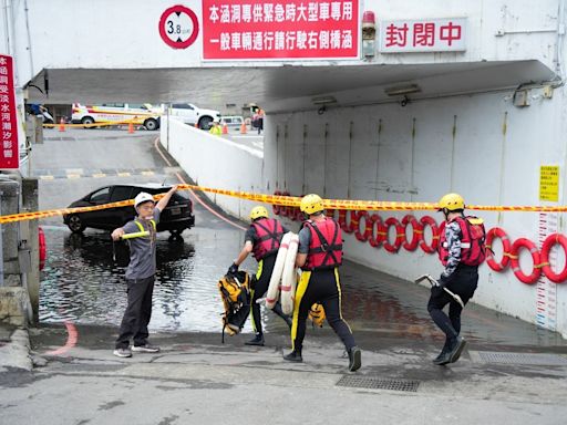 車輛衝入淹水涵洞求救 淡水公所防汛演練逼真