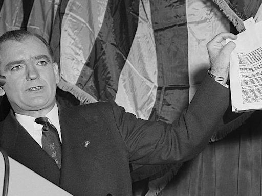 Quién fue Joseph McCarthy, el "inquisidor" anticomunista que lideró la cacería de brujas más recordada del siglo XX en EE.UU.