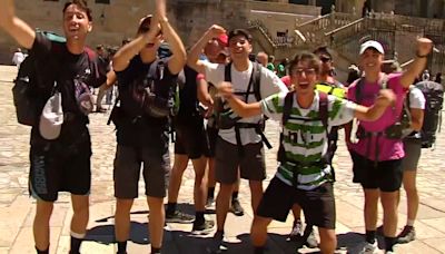 Los vecinos de Santiago de Compostela, cansados de los peregrinos que llegan cada día y colapsan la ciudad