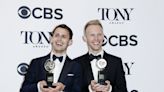 El dúo estadounidense Benj Pasek y Justin Paul entra en el club de los EGOT al ganar su primer Emmy