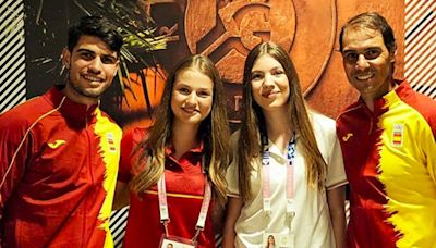 Así ha sido la visita de Leonor y Sofía a Rafa Nadal y Carlos Alcaraz: mucha complicidad y risas en su estreno en los Juegos Olímpicos