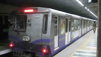 Calcutta Metro rake briefly stranded at Tollygunge station due to power snag