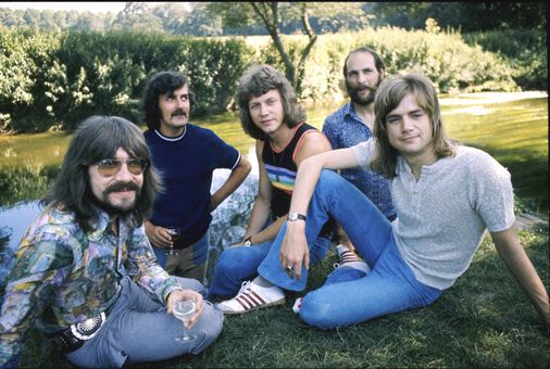 Mike Pinder, founding keyboardist of the Moody Blues, dies at 82 - The Boston Globe