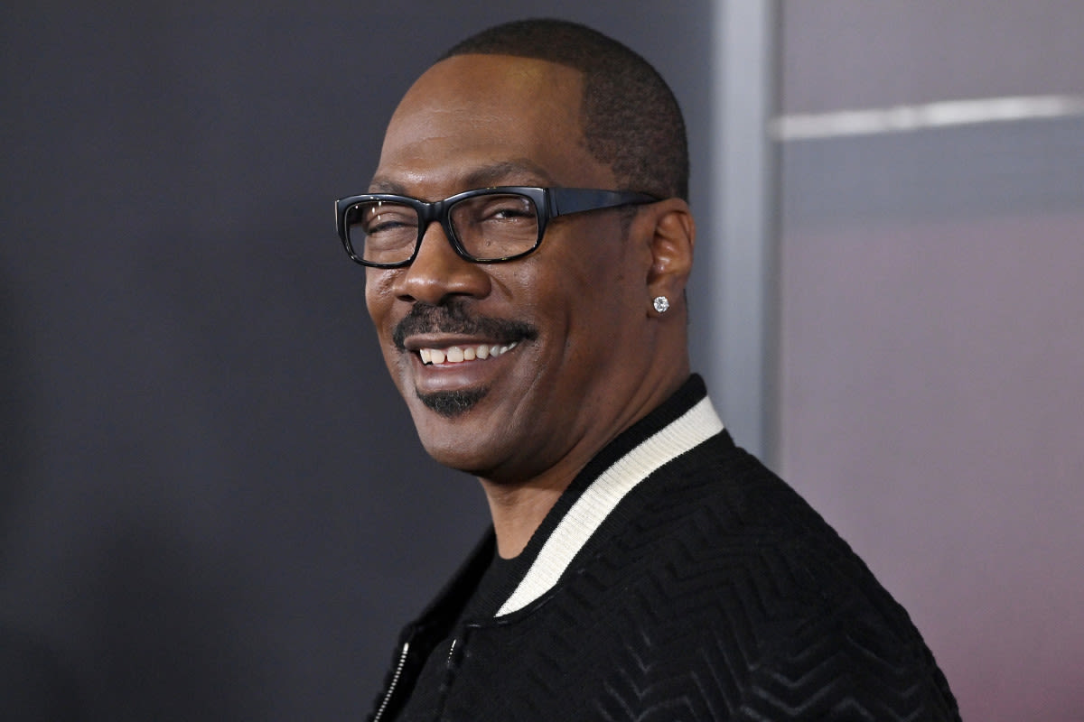 Eddie Murphy Poses for Rare Family Photo With Fiancée and 3 of His Daughters on the Red Carpet