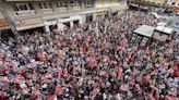 Militantes y simpatizantes del PSOE se concentran en Valencia para apoyar a Sánchez: "Merece la pena quedarse"