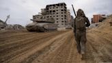 El ejército israelí recupera los cuerpos de tres rehenes en Gaza - La Opinión