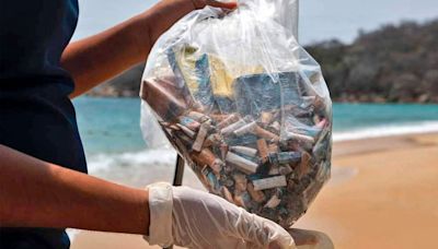 Limpian playas de Michoacán de colillas de cigarros