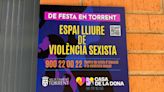 Placas de 'espacio libre de violencia sexista' en las casernas de Moros y Cristianos de Torrent