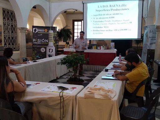 Profesionales de distintos sectores conocen en un curso los aceites con denominación de origen de la Subbética