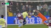 La gran atajada de Dibu Martínez y el gol de Emiliano Buendía en el triunfo de Aston Villa por la Premier League y el tanto de Ángel Di María en el derrota de Juventus contra Napoli en la...