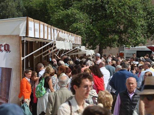 El buen tiempo acompaña en la apertura del mercado de la 'Escuraeta'