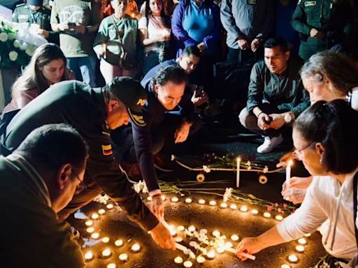 Con velatón rindieron homenaje a policía asesinado por evitar hurto en Medellín: Fico Gutiérrez estuvo en el acto