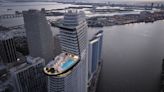 La torre de Coto en Miami: se inauguró el edificio de lujo Aston Martin que tiene un tríplex con un auto “de regalo”