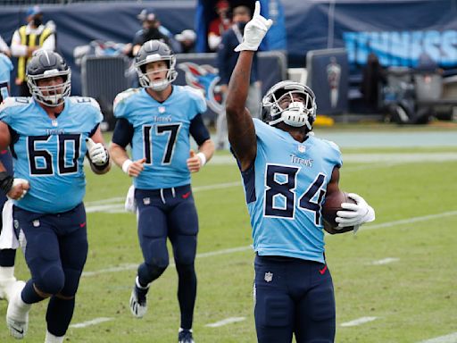 Titans WR Corey Davis honors brother by playing day after his death: 'That’s my biggest fan'