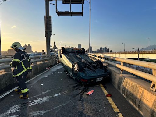 開車恍神自撞匝道分隔 轎車「四輪朝天」駕駛拒送醫 - 社會