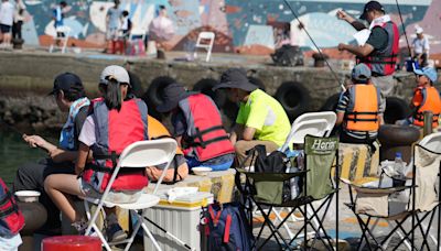 草里嗨釣魚開跑夏日一起嗨漁港，緊接來深澳漁港體驗嗨夜釣、吃小卷│TVBS新聞網