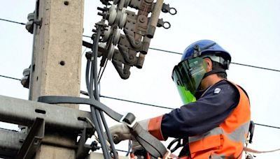 ¿Por qué se nos corta tanto la luz en Chile? (o cómo la reforma a la distribución volvió al centro del debate eléctrico) - La Tercera