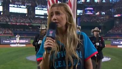 Ingrid Andress, chanteuse de country, massacre l’hymne américain avant un match de baseball au Texas