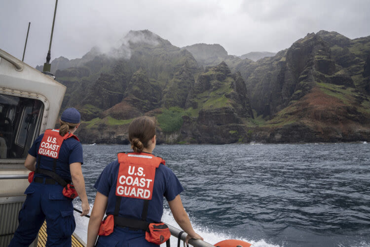 1 dead, 2 missing after tourist helicopter crashes off Hawaiian island of Kauai | News, Sports, Jobs - Maui News