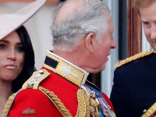 Carlo ha il cancro, condizioni di salute del Re. Indagini a Palazzo contro Harry e Meghan