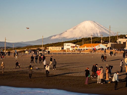 日本富士山登山季結束 政府管制措施見成效 通宵攻頂人數降九成