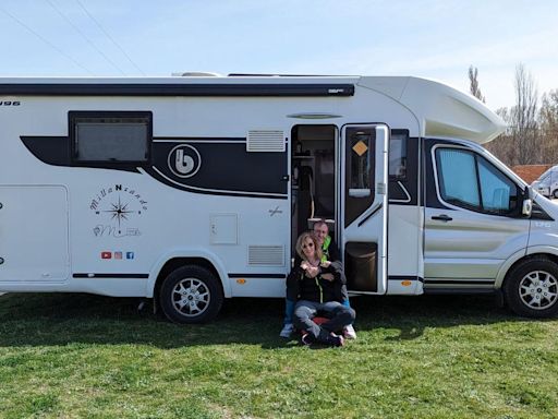 María y Jesús viven viajando en su autocaravana: "Cada día tenemos un balcón distinto"