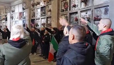 Varese, saluti romani dei neofascisti al cimitero: "Ricordiamo i veri eroi". VIDEO