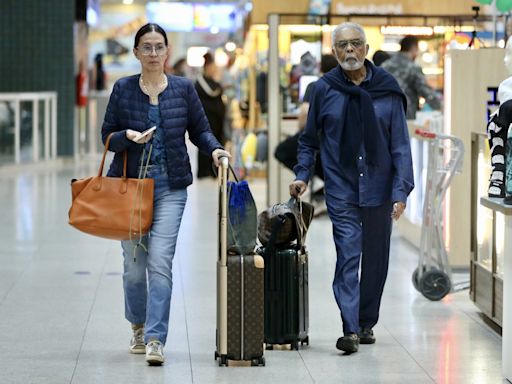 Gilberto Gil é fotografado com a esposa prestes a embarcar no Rio