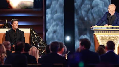 Tom Brady borra su sonrisa en pleno roast y reclama a un comediante por un chiste contra Robert Kraft