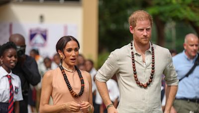 El príncipe Enrique y Meghan bailan en un colegio y se reúnen con el Ejército en Nigeria