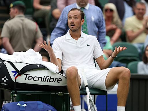 Hilarious moment Medvedev sits down after thinking first set is over