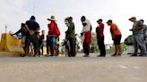 Llegan a Fresno solicitantes de asilo venezolanos trasladados en autobús desde Texas