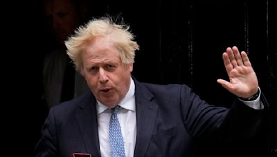 Impiden votar a ex primer ministro Boris Johnson por no llevar identificación