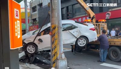 恐怖撞瞬曝！債務糾紛變飛車追逐撞「掃6車、路人斷肢」人車全壓在車底