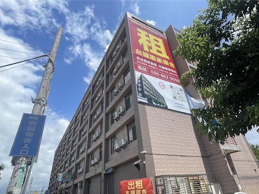 明道大學退場 學生宿舍外牆掛超大「租」字