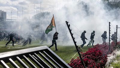 Vídeo: Manifestantes invadem e ateiam fogo em parte do Parlamento durante protesto no Quênia, que deixou 5 mortos