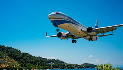 Restaurant guests' unique plane view at dinner: "stunning to be that close"