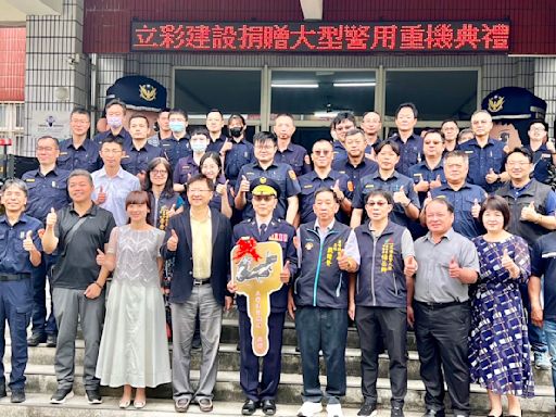 台74線陷車陣擋路 立彩建設贈霧峰警局重機快速處理車禍