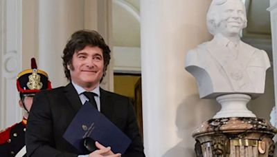 Milei inauguró un busto de Menem: “Fue el mejor presidente de la historia” - Diario Hoy En la noticia