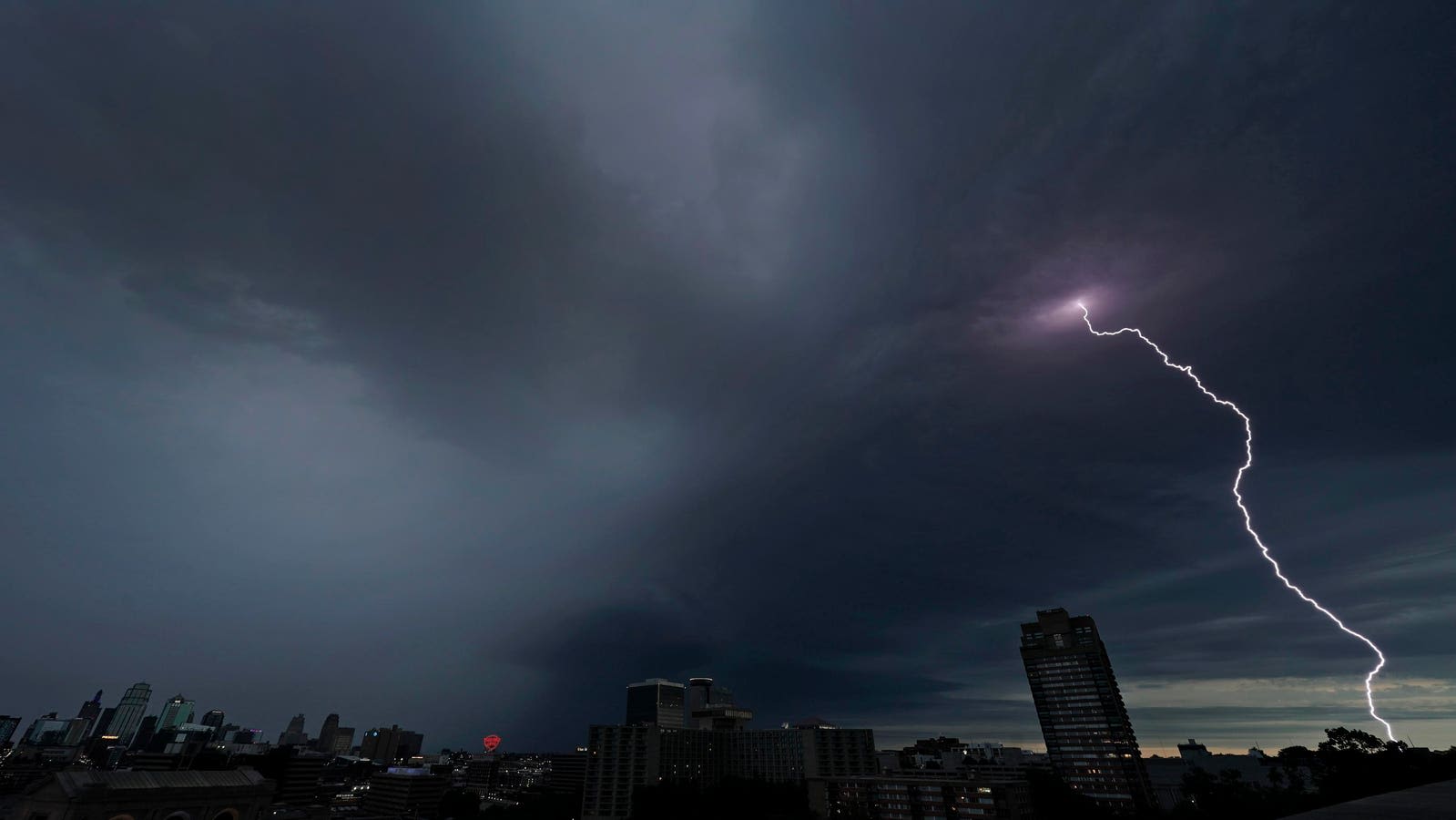 Severe Storms Threaten Central U.S.—Chance Of Hail And Tornadoes Near Kansas City